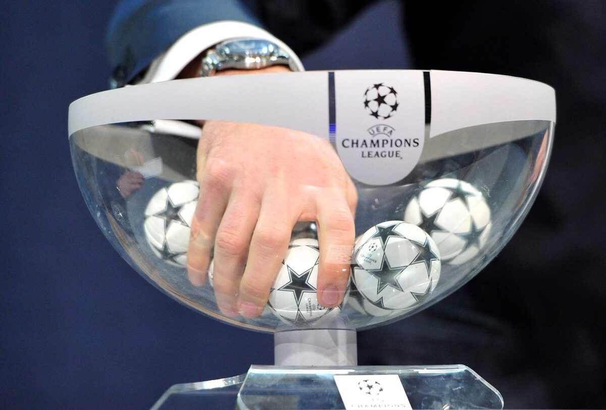 Immagine in evidenza: sorteggio Champions League - crediti foto: pagina ufficiale Facebook UEFA Champions League