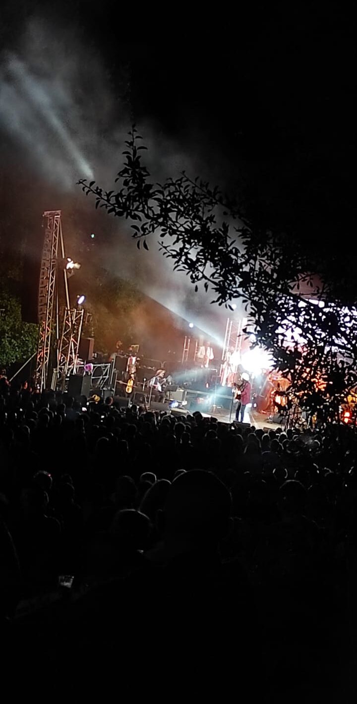 Durante il concerto e nel video Capossela omaggia Matteo Salvatore
