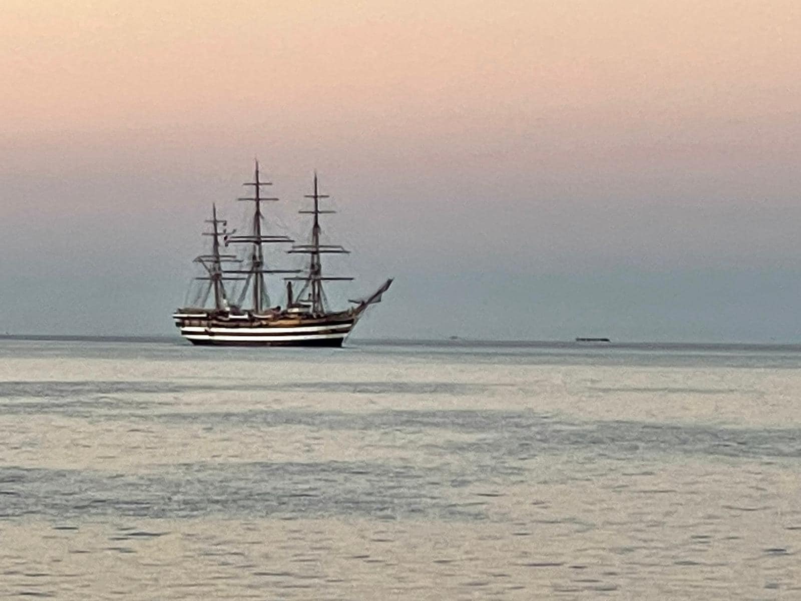 Nelle foto l'arrivo dell'Amerigo Vespucci nel porto di Manfredonia