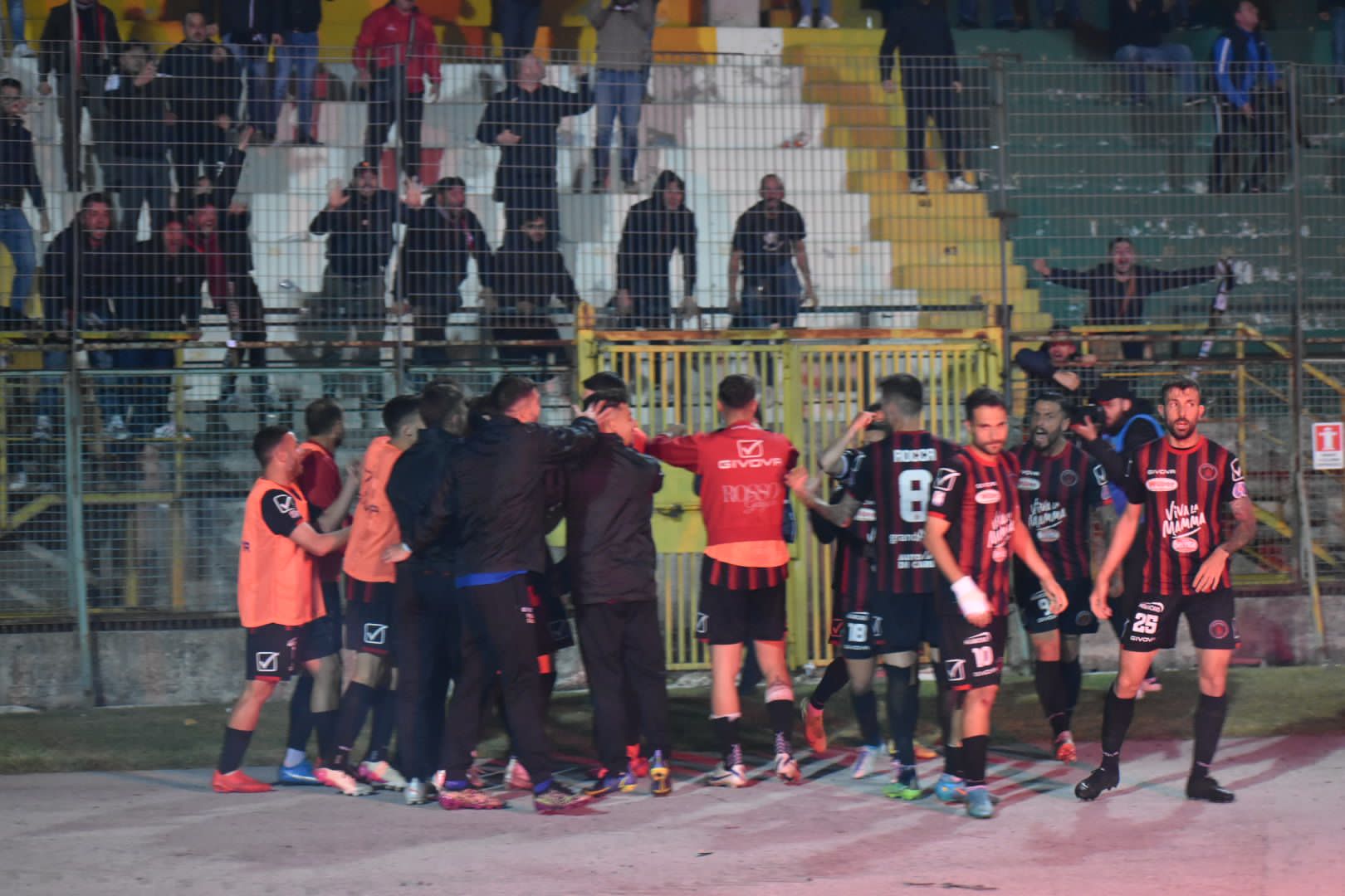 Immagine in evidenza: uno scatto di Avellino-Foggia 1-2 (Secondo Turno Playoff del Girone di Serie C) - crediti: foto di Luigia Spinelli