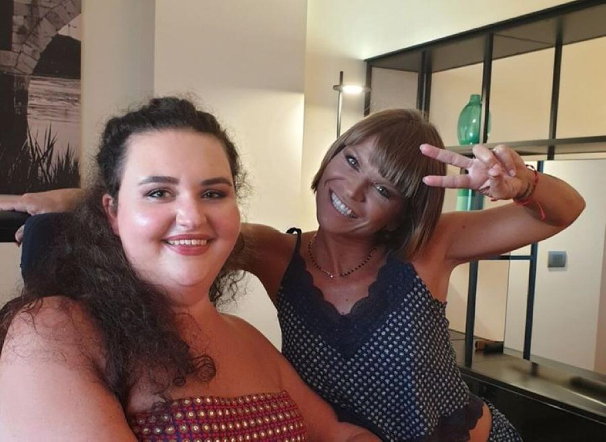 Alessandra Amoroso si fa truccare da una sua fan, la ragazza: “Un sogno" - 