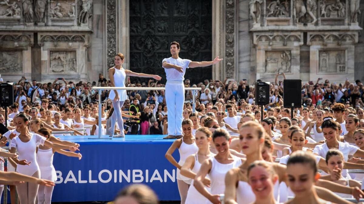On Dance con Roberto Bolle in piazza Duomo, una marea bianca di 1600 ballerini - 