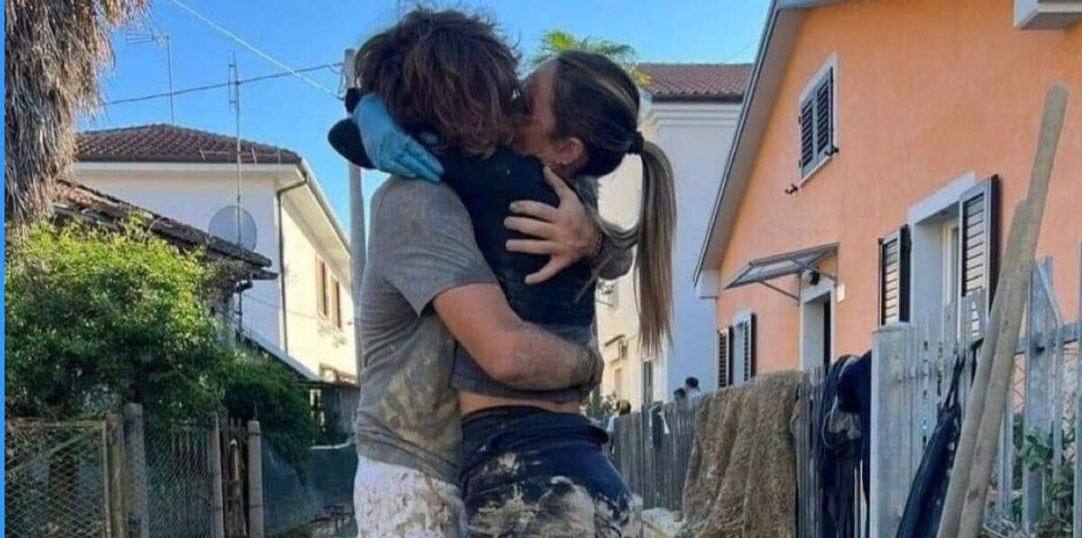 Il bacio di Senigallia nel fango delle Marche e il cielo sereno - 
