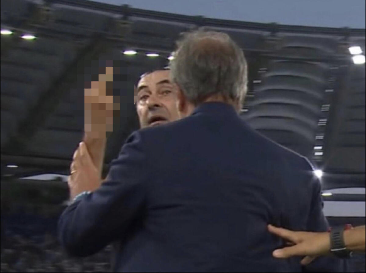 Lazio, dito medio di Sarri: multa o squalifica? - 