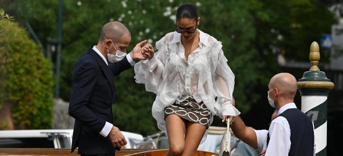 Elodie arriva al Lido di Venezia, look romantico e fan in delirio ad attenderla - 