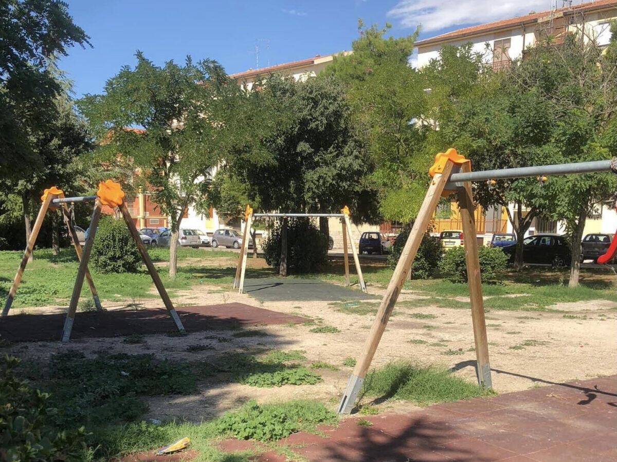 Vandali al Parco giochi di Rione Candelaro, sparite le altalene - 