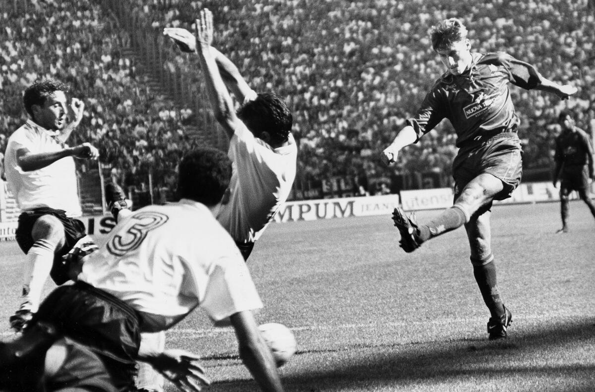 Roma, la prima rete di Totti in Serie A contro il Foggia (Video) - Foto LaPresse/Publifoto
04/09/1994 Roma (Italia)
Sport Calcio Storico
Roma - Foggia
Campionato di Calcio Serie A 1994-1995 - Stadio Olimpico di Roma
Nella foto: primo gol di Totti


Photo LaPresse/Publifoto
04/09/1994 Roma (Italy)
Sport Soccer
Roma -