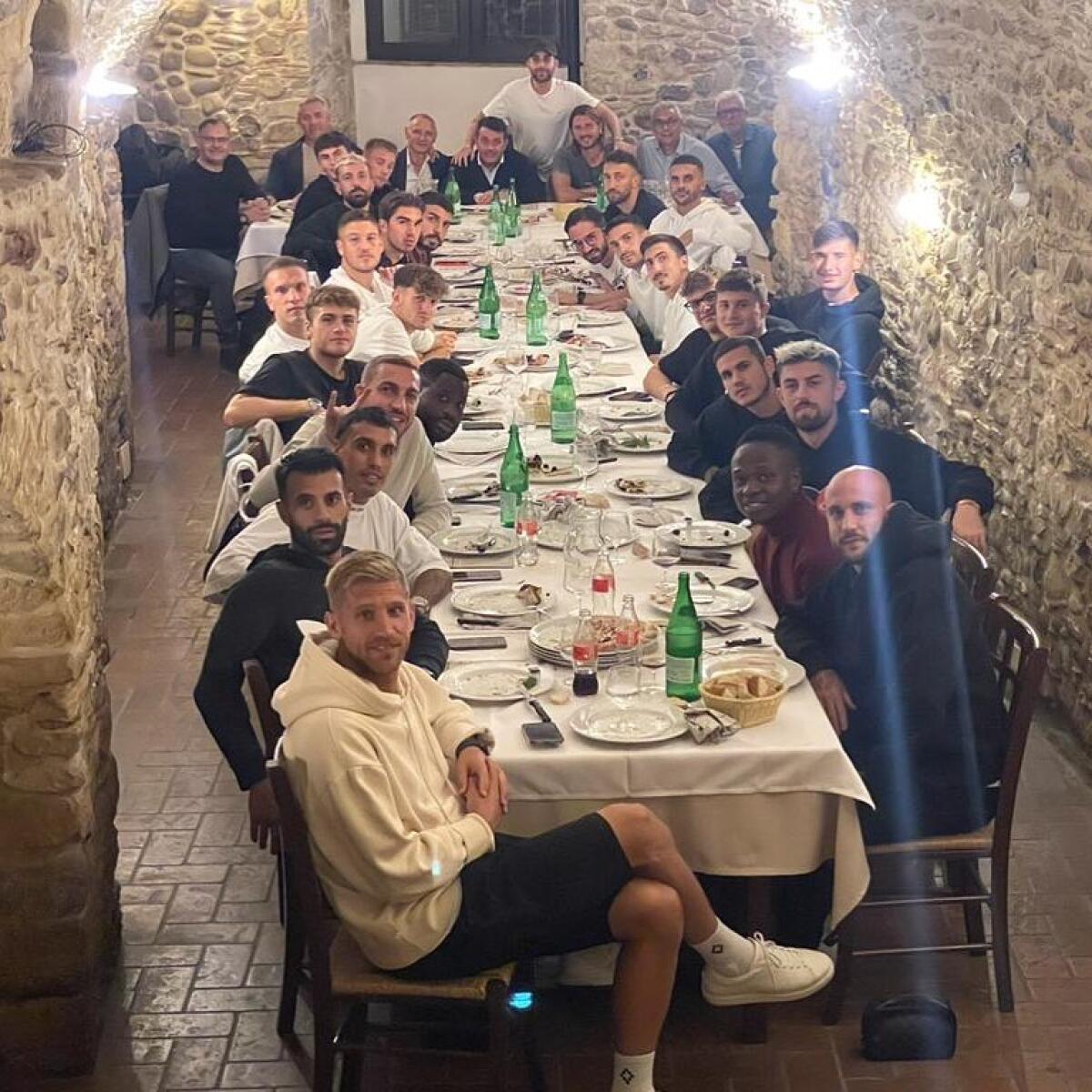 Foggia, l'unione fa la forza: "Noi non molliamo mai" - Immagine in evidenza: la cena di gruppo del Foggia - crediti foto: pagina ufficiale Facebook Calcio Foggia 1920