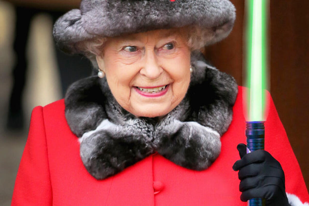 Quando la Regina Elisabetta II rifiutò una location alla Lucasfilm per girare Star Wars - La regina Elisabetta con una spada laser, le dona.
Da: daily star