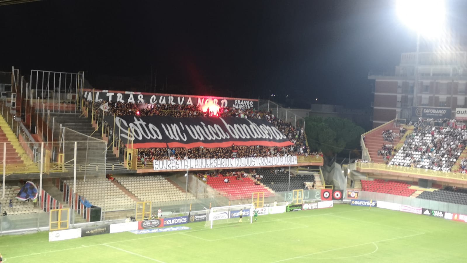 Immagine in evidenza: lo spettacolo delle curve allo "Zaccheria" in occasione di Foggia-Latina (prima giornata del Campionato di Serie C - girone C 2022/2023) - crediti: foto di Mario Mescia/lagoleada.it