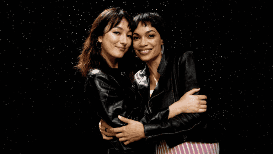 Rosario Dawson e Natasha Liu Bordizzo.Da: SWNN