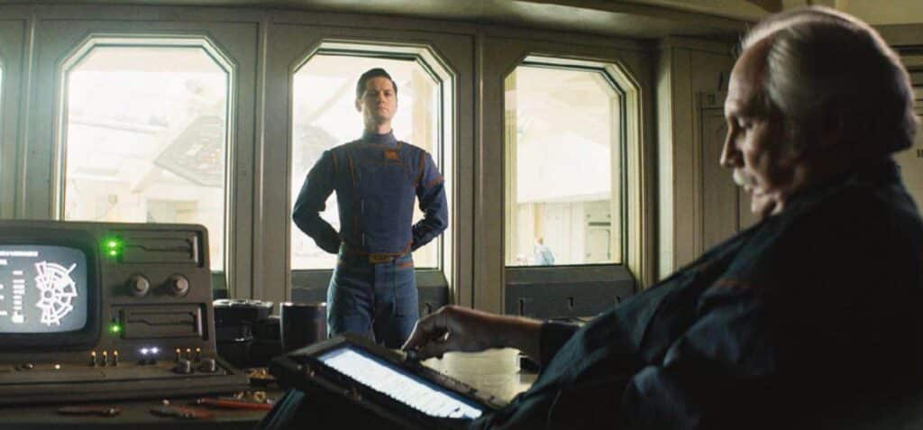 Il giovane vice ispettore Syril Karn e l'ispettore capo Hyne