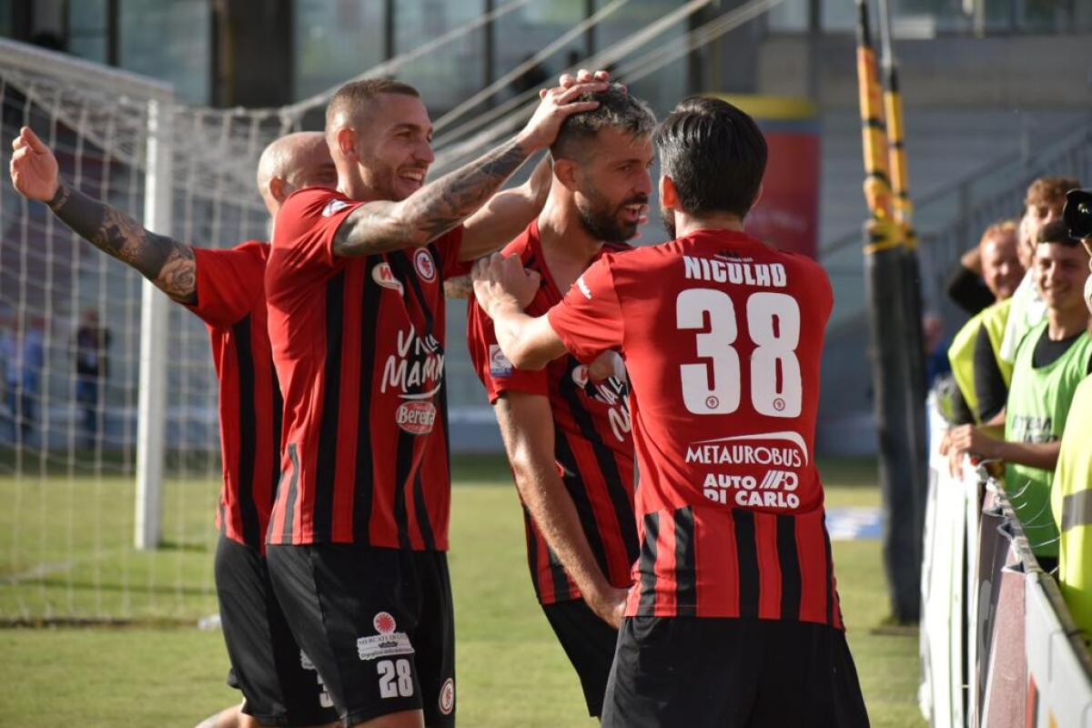 Inferno rossonero, Foggia scatenato: 3-1 alla Fidelis - Immagine in evidenza: uno scatto di Foggia-Fidelis Andria (Serie C - girone C 2022/2023) - crediti: foto di Luigia Spinelli