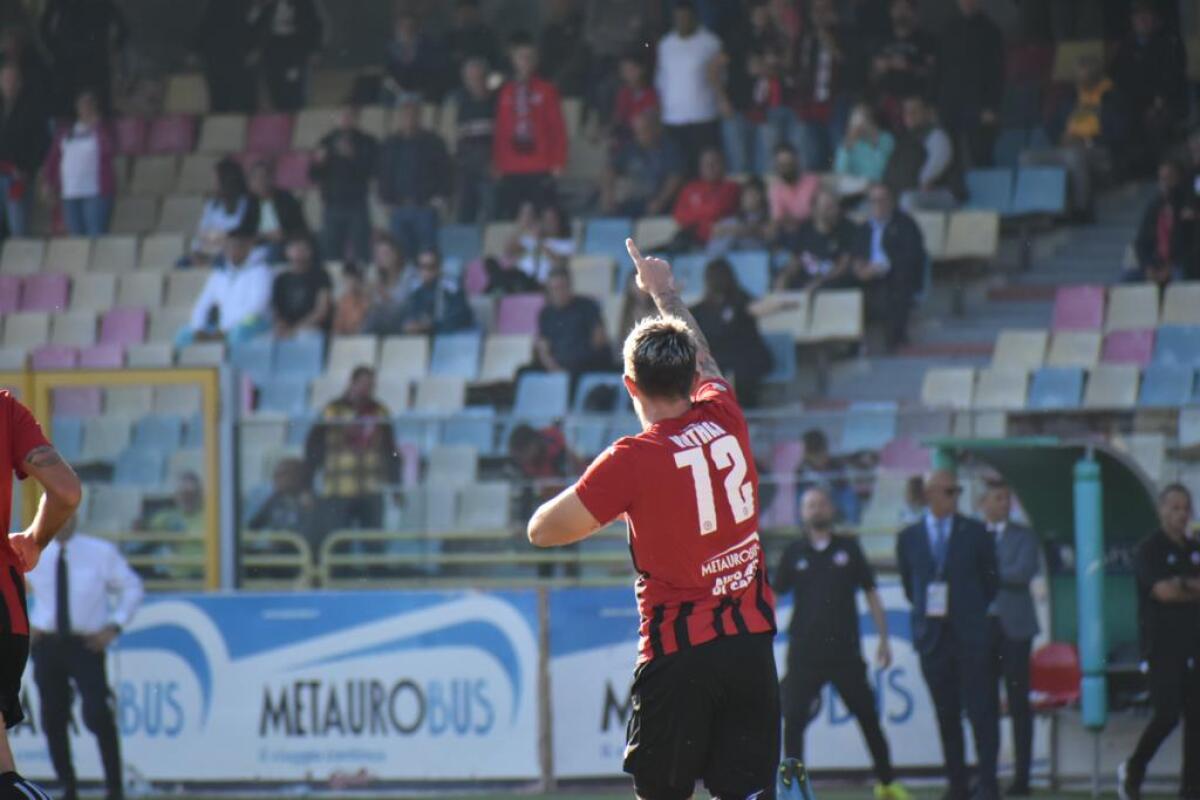 Foggia, la fine di un incubo? - L'esultanza rossonera dopo il gol di Vuthaj in Foggia-Crotone (Serie C - girone C 2022/2023) - crediti: foto di Luigia Spinelli