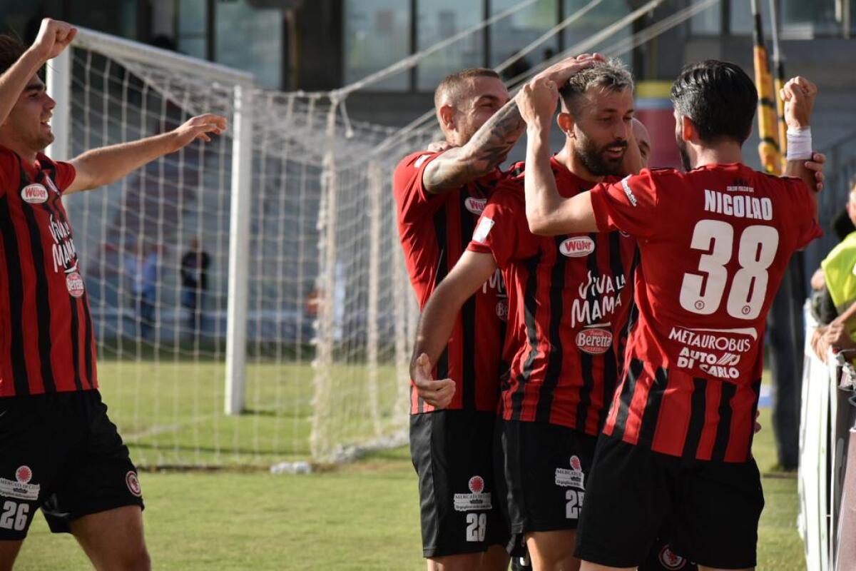 Foggia-Fidelis, il gol di Petermann è un gioiello (VIDEO) - Immagine in evidenza: l'esultanza di Davide Petermann dopo il gol in Foggia-Fidelis Andria (Serie C - girone C 22/23) - crediti: foto di Luigia Spinelli