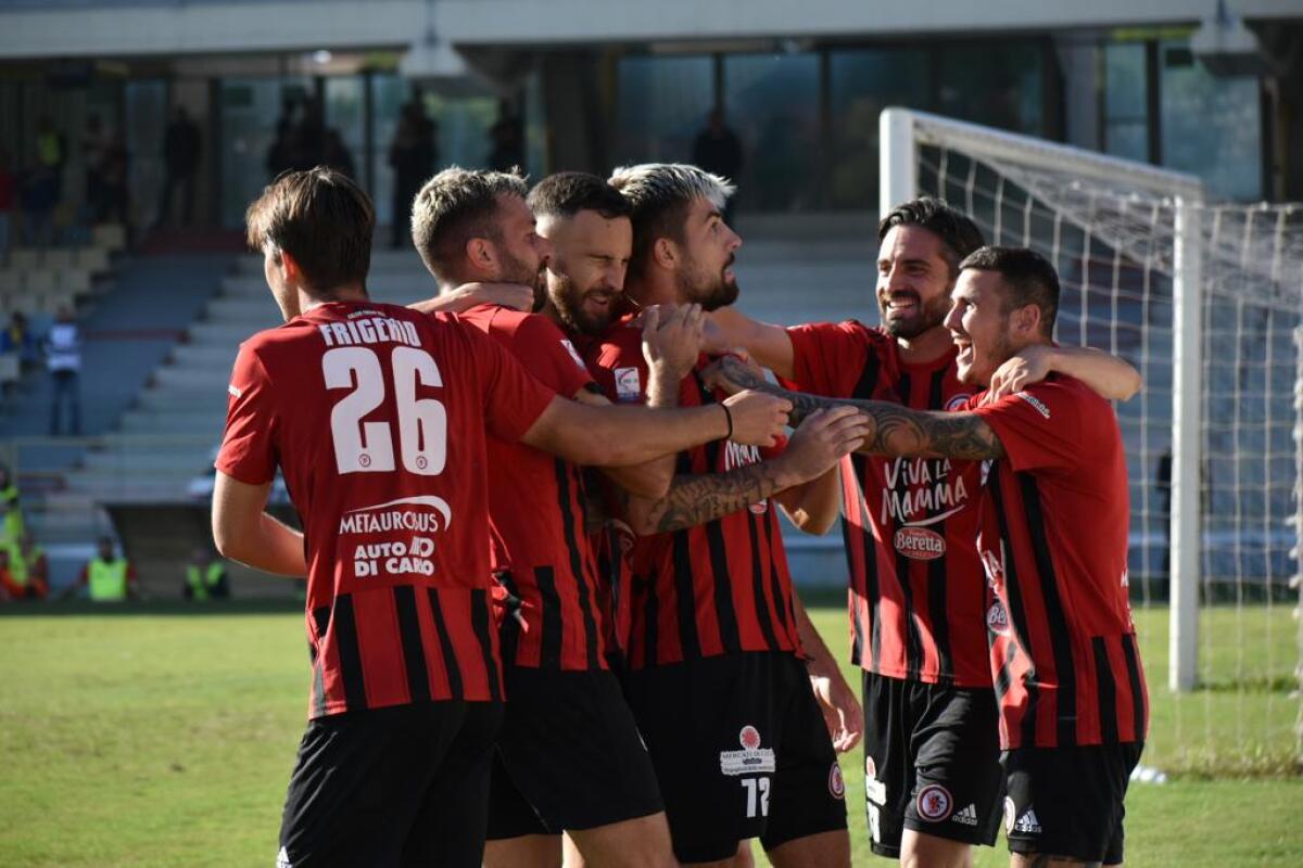 Giudice Sportivo, multa per il Foggia. Vuthaj out un turno - Immagine in evidenza: uno scatto di Foggia-Crotone 1-0 (Serie C - girone C 2022/2023) - crediti: foto di Luigia Spinelli