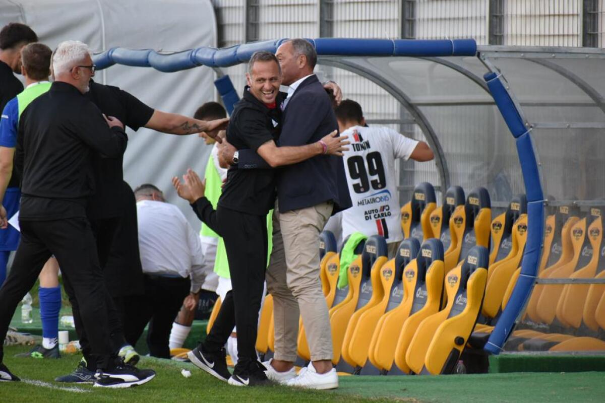 Foggia, Gallo: “Mezzo miracolo in tre settimane”, e su Peralta… - Immagine in evidenza: mister Fabio Gallo durante Viterbese-Foggia 1-2 (Serie C - girone C 22/23) - crediti: foto di Luigia Spinelli (RIPRODUZIONE RISERVATA)