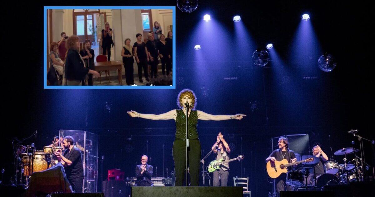 Mannoia, sorpresa in teatro con il coro a 'Quello che le donne non dicono' - 