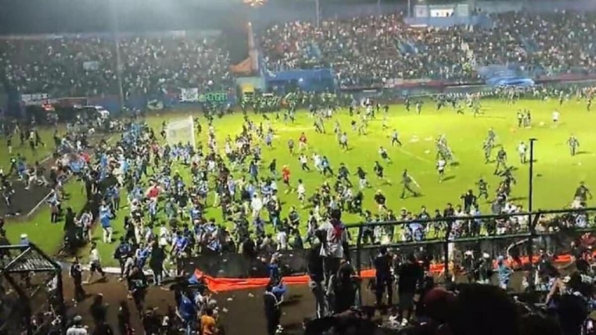 Tragedia al termine di una partita in Indonesia, 129 morti e 180 feriti - Gli scontri verificati in Indonesia, foto dal web fonte sconosciuta