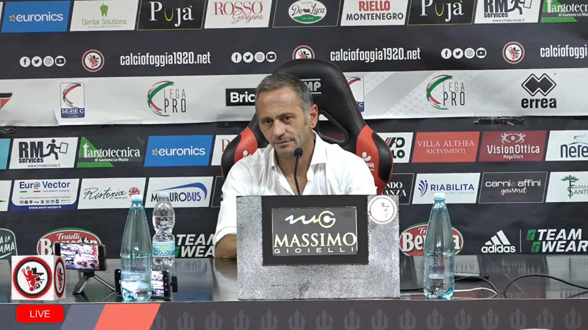 Foggia-Fidelis, Gallo: "Partita difficile. Ho parlato con Schenetti" - Immagine in evidenza: mister Fabio Gallo in conferenza stampa pre Foggia-Fidelis Andria - crediti foto: screenshot dalla diretta Facebook del Calcio Foggia 1920