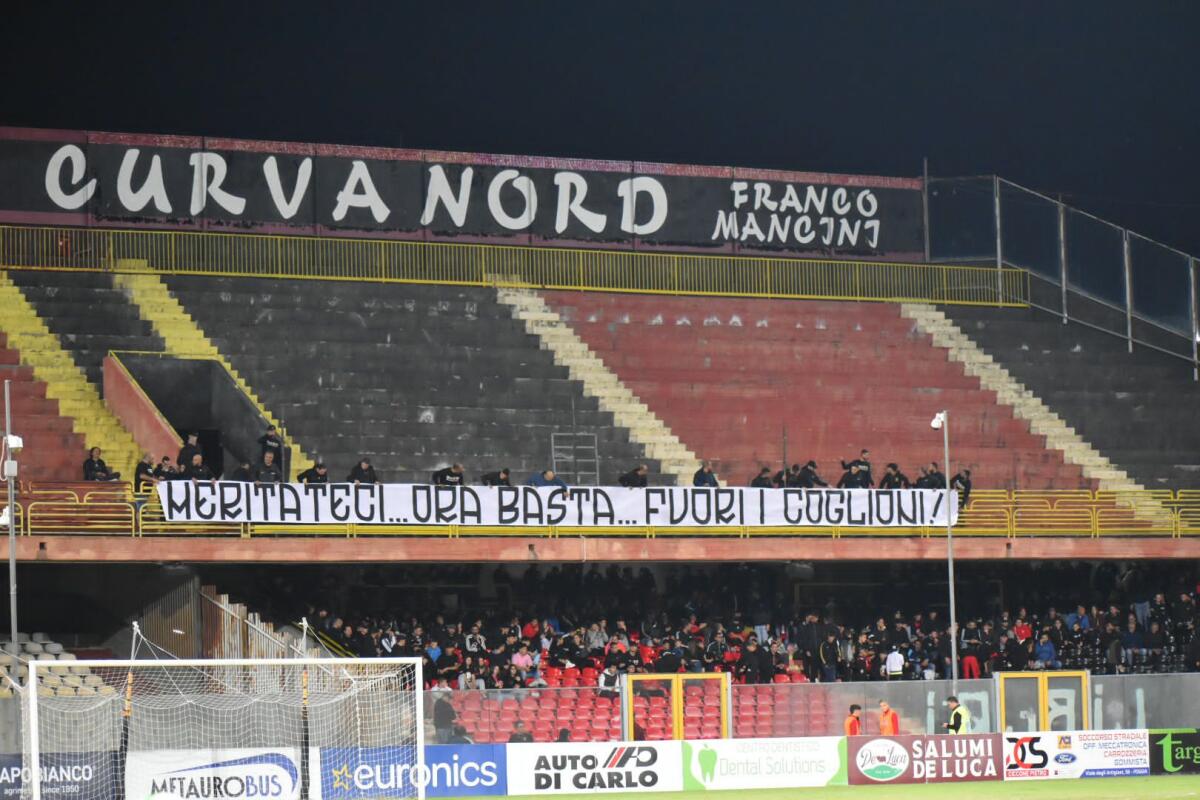 Foggia, lo striscione della Curva Nord: "Meritateci" - Immagine in evidenza: lo striscione della Curva Nord in Foggia-Picerno di Coppa Italia Serie C - crediti: foto di Luigia Spinelli