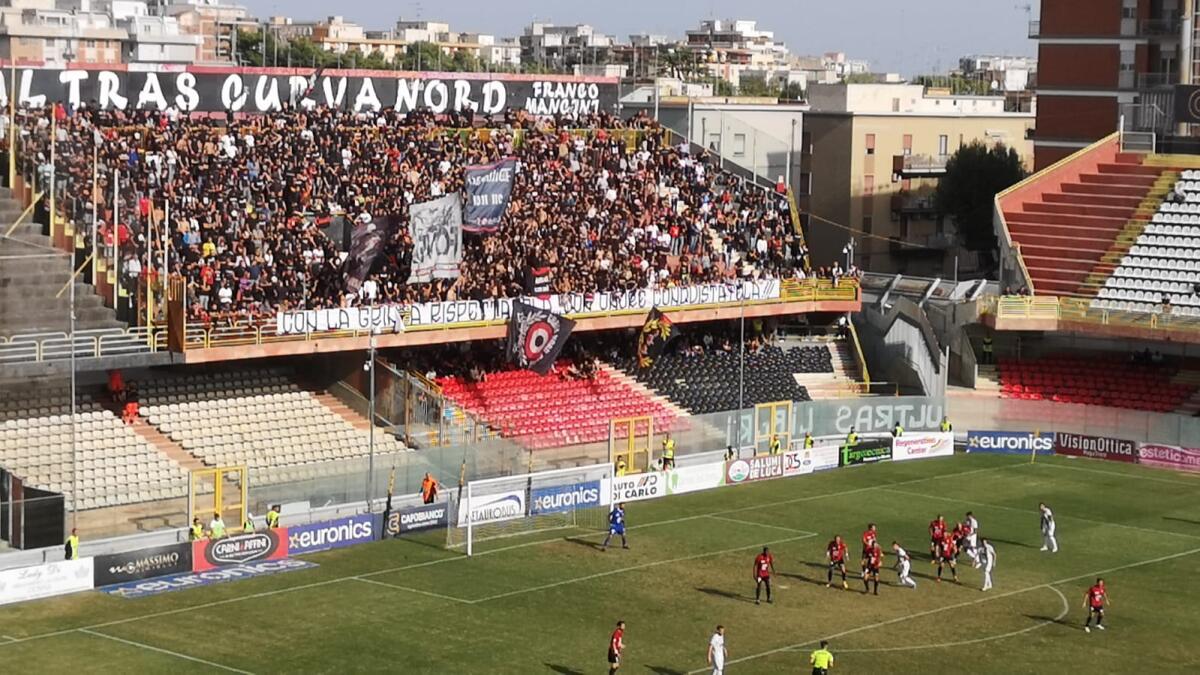 Foggia, i tifosi spronano la squadra con striscioni - Immagine in evidenza: lo striscione della Curva Nord esposto in Foggia-Fidelis Andria - crediti: foto di Mario Mescia/lagoleada.it (RIPRODUZIONE RISERVATA)