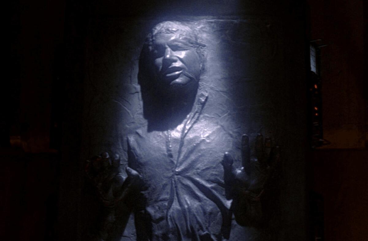 Un panificio ha creato una scultura di Han Solo nella carbonite fatta di pane (foto) - Han Solo congelato nella carbonite