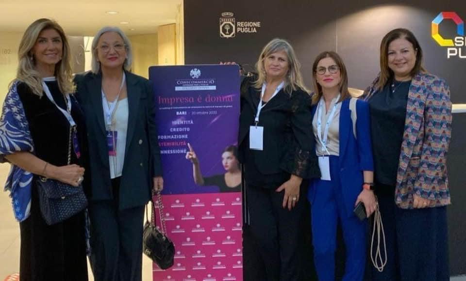 Da sin. Lucia La Torre (pres provinciale Confcommercio Terziario Foggia), Anna Lapini )pres nazional Confcommercio Terziario Donna), Rosalia Pignatiello, Anna Rita Pierrotti e Maddalena Colamussi (comonenti consiglio Terziario Donna)