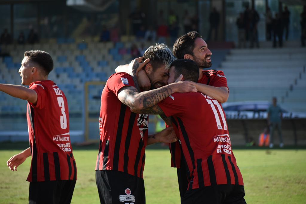 Immagine in evidenza: l'esultanza rossonera dopo il gol di Vuthaj in Foggia-Crotone (Serie C - girone C 2022/2023) - crediti: foto di Luigia Spinelli