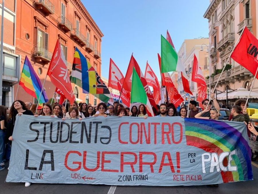 Manifetsazione per la pace- Bari, 22 ottobre 2022 (foto Ansa)