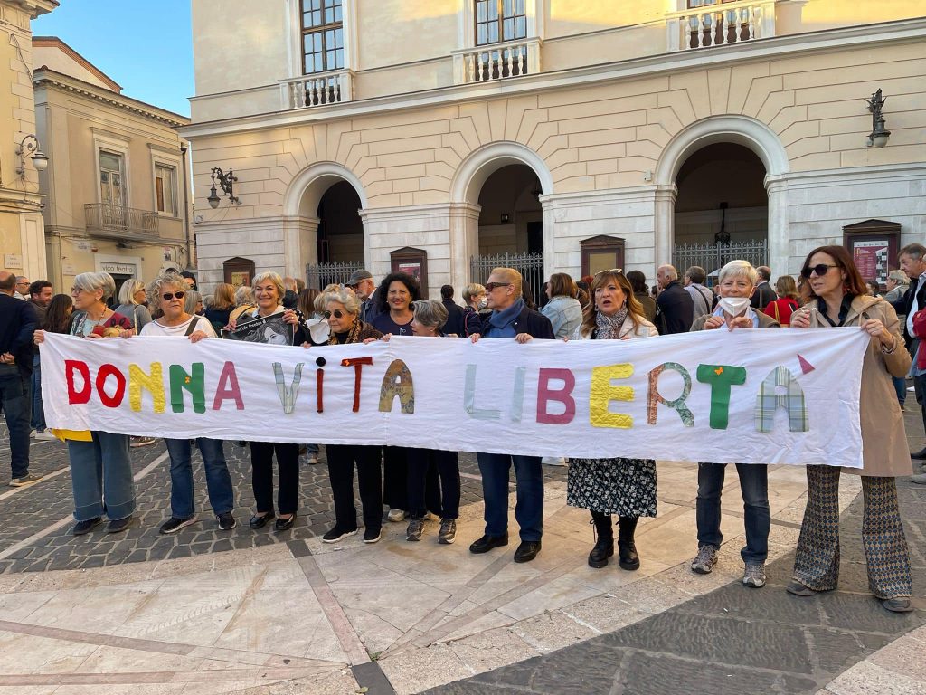 “Donna, Vita, Libertà”: sit in a Foggia per le donne iraniane, ma non solo