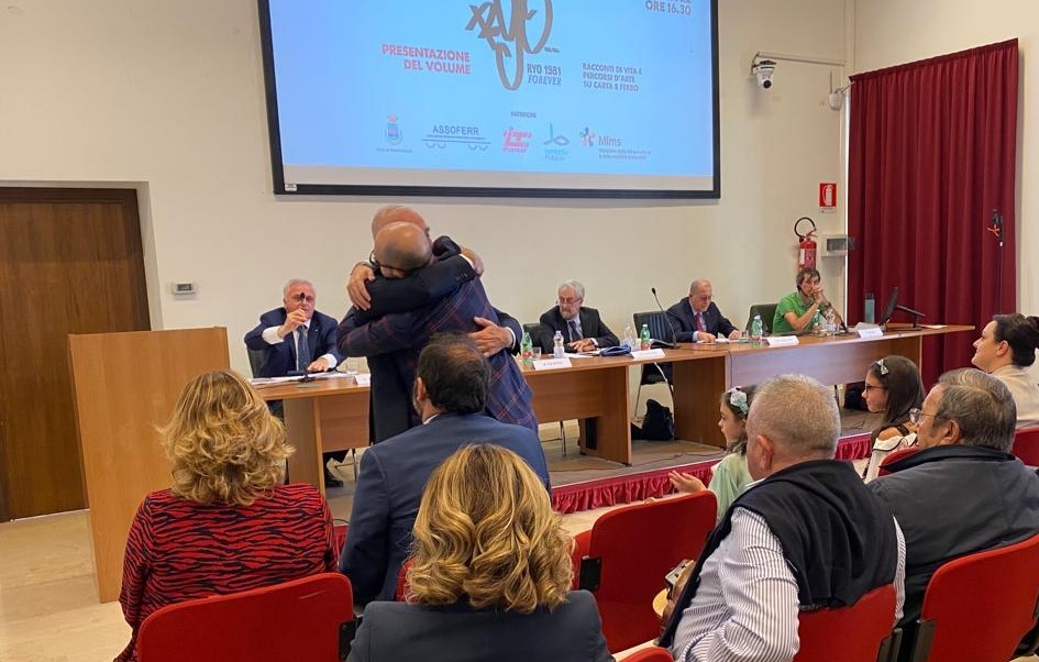 Abbraccio fra il sindaco Rotice e i familiari di Domenico