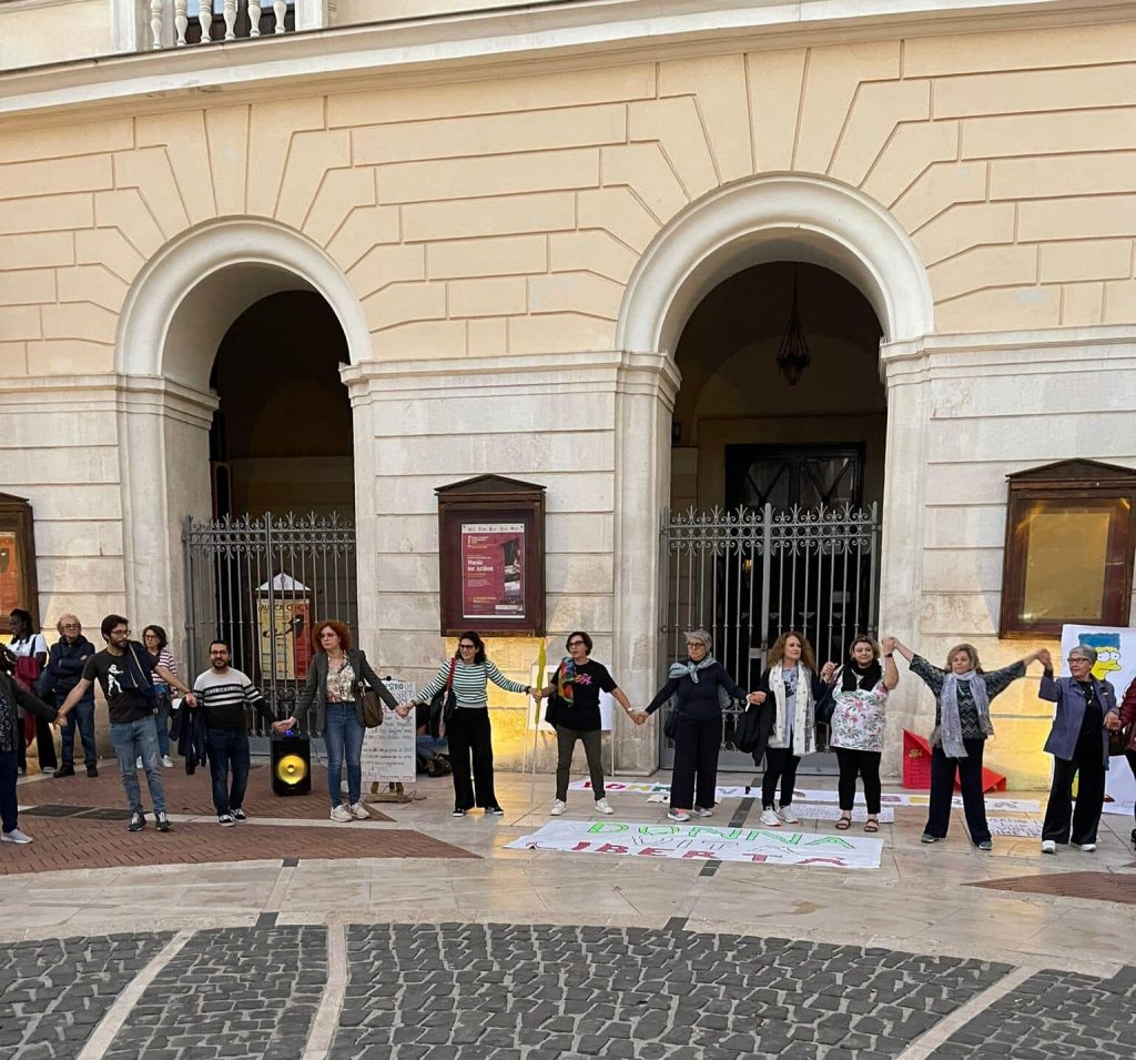 “Donna, Vita, Libertà”: sit in a Foggia per le donne iraniane, ma non solo