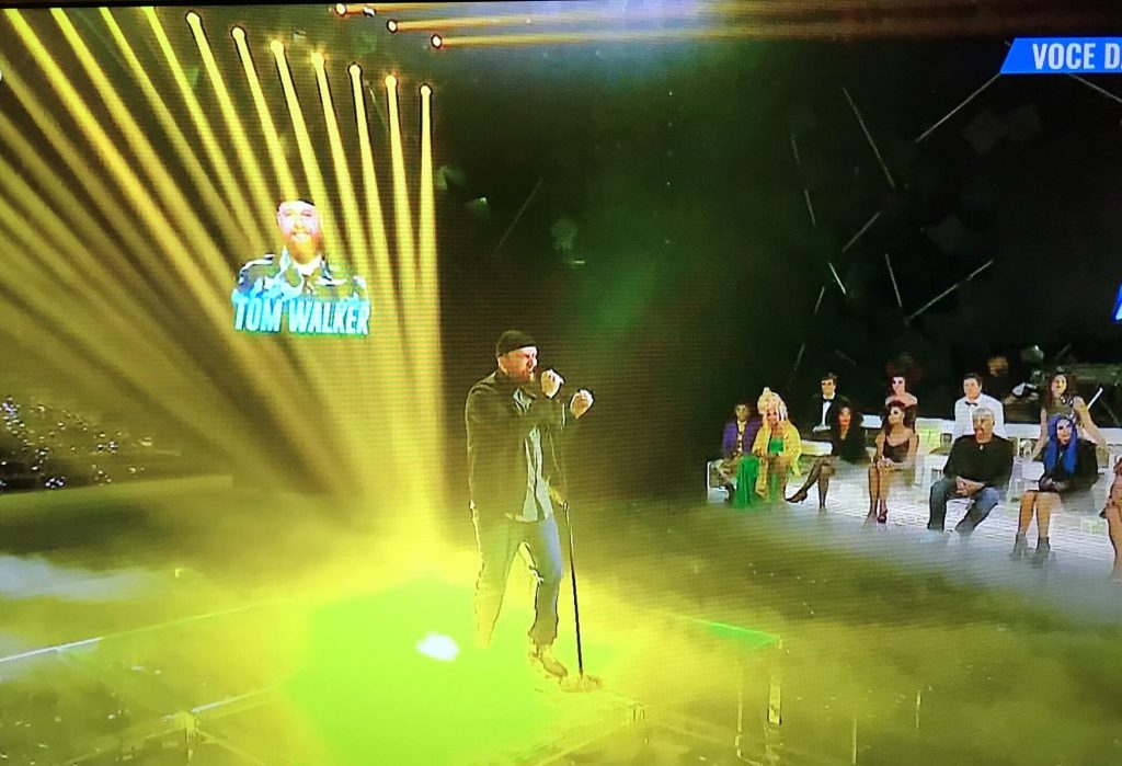 Tutti pazzi per Antonino, il cantante di Foggia a Tale e Quale Show