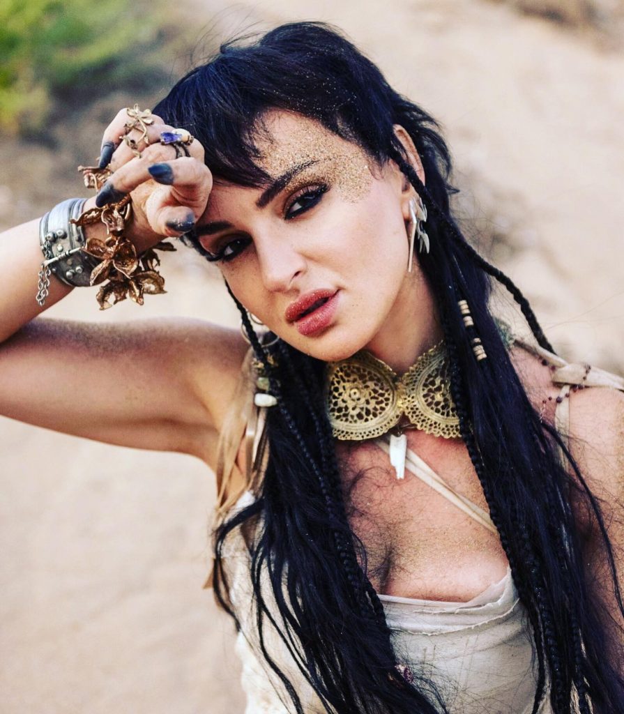 Arisa da regina del deserto a sirena che incanta con “Tu mi perdición”