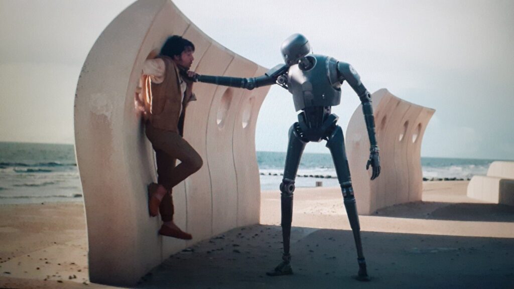 Cassian braccato da un droide di sicurezza della serie KX