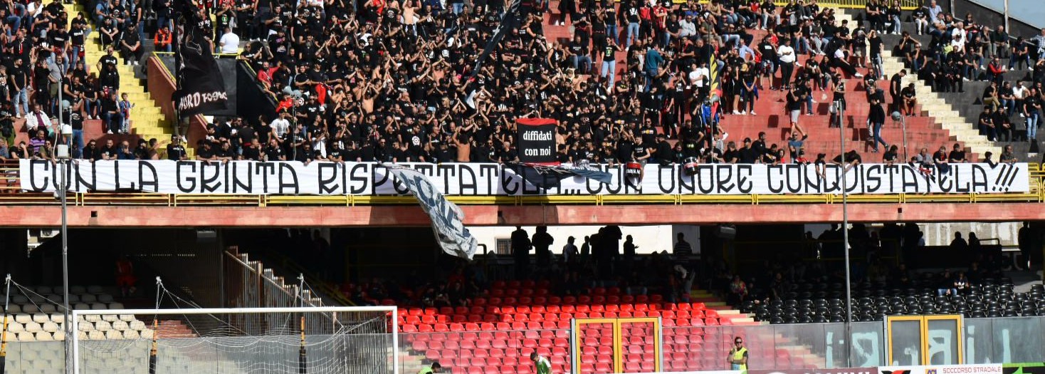Foggia, i tifosi spronano la squadra con striscioni