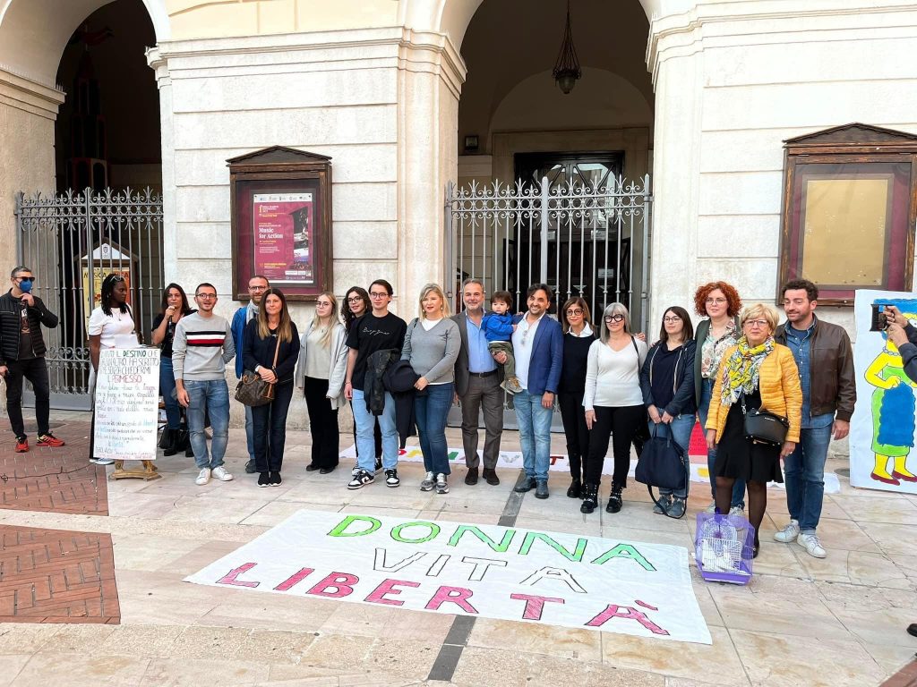 “Donna, Vita, Libertà”: sit in a Foggia per le donne iraniane, ma non solo