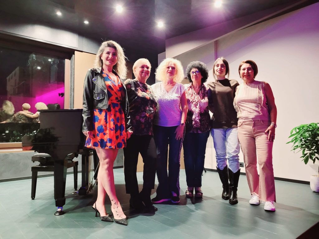 Con le "Amiche del Coro", uno dei primi laboratori de "Il palco in una stanza"