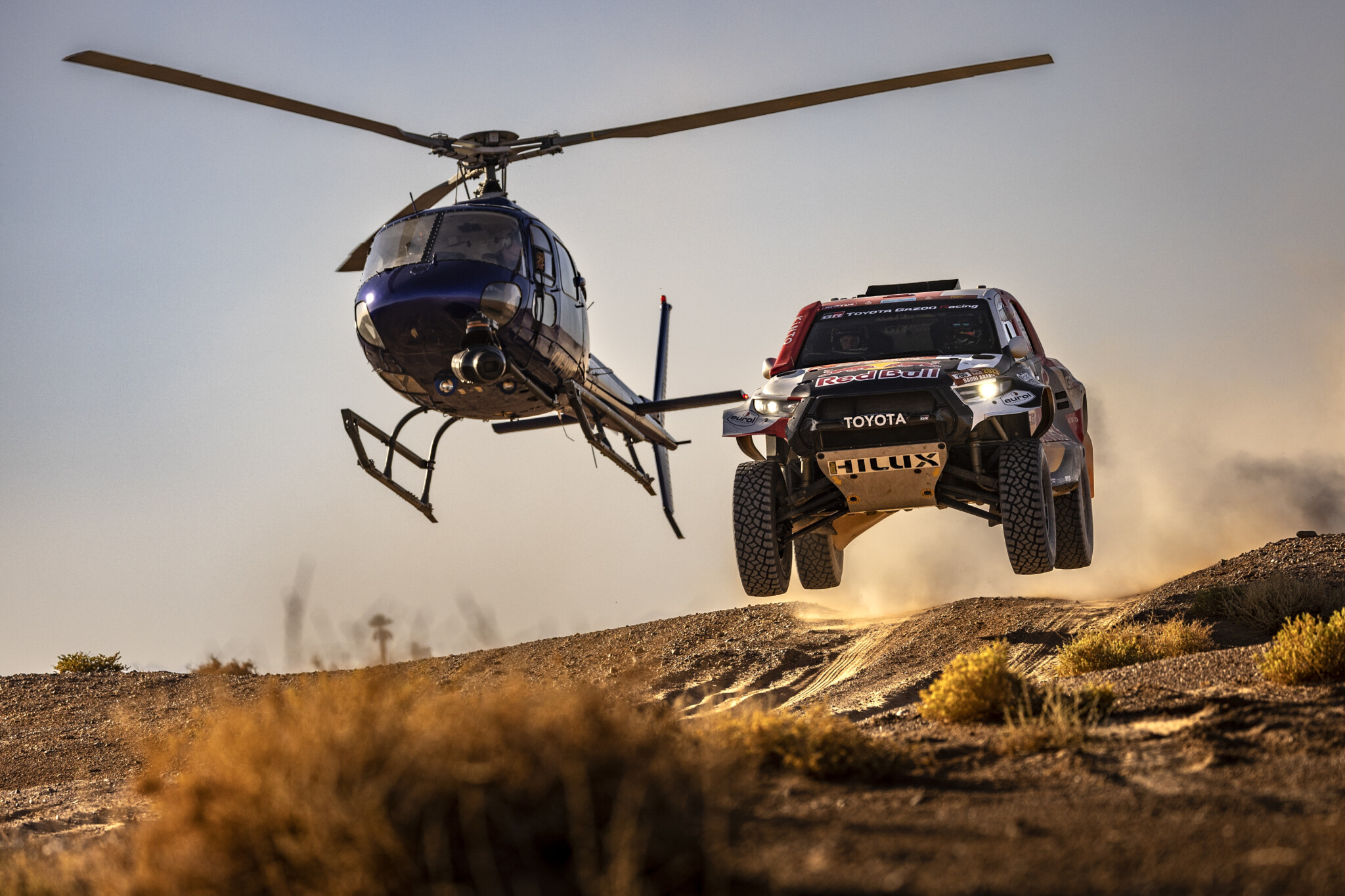 Nasser Al-Attiyah "in fuga" verso il successo di tappa (Foto: Red Bull Content Pool)