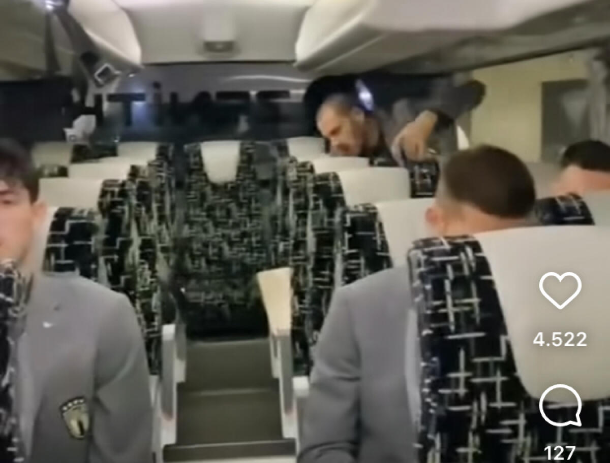 Sale sul pullman della Nazionale ma viene cacciata via in malo modo - Pullman Nazionale