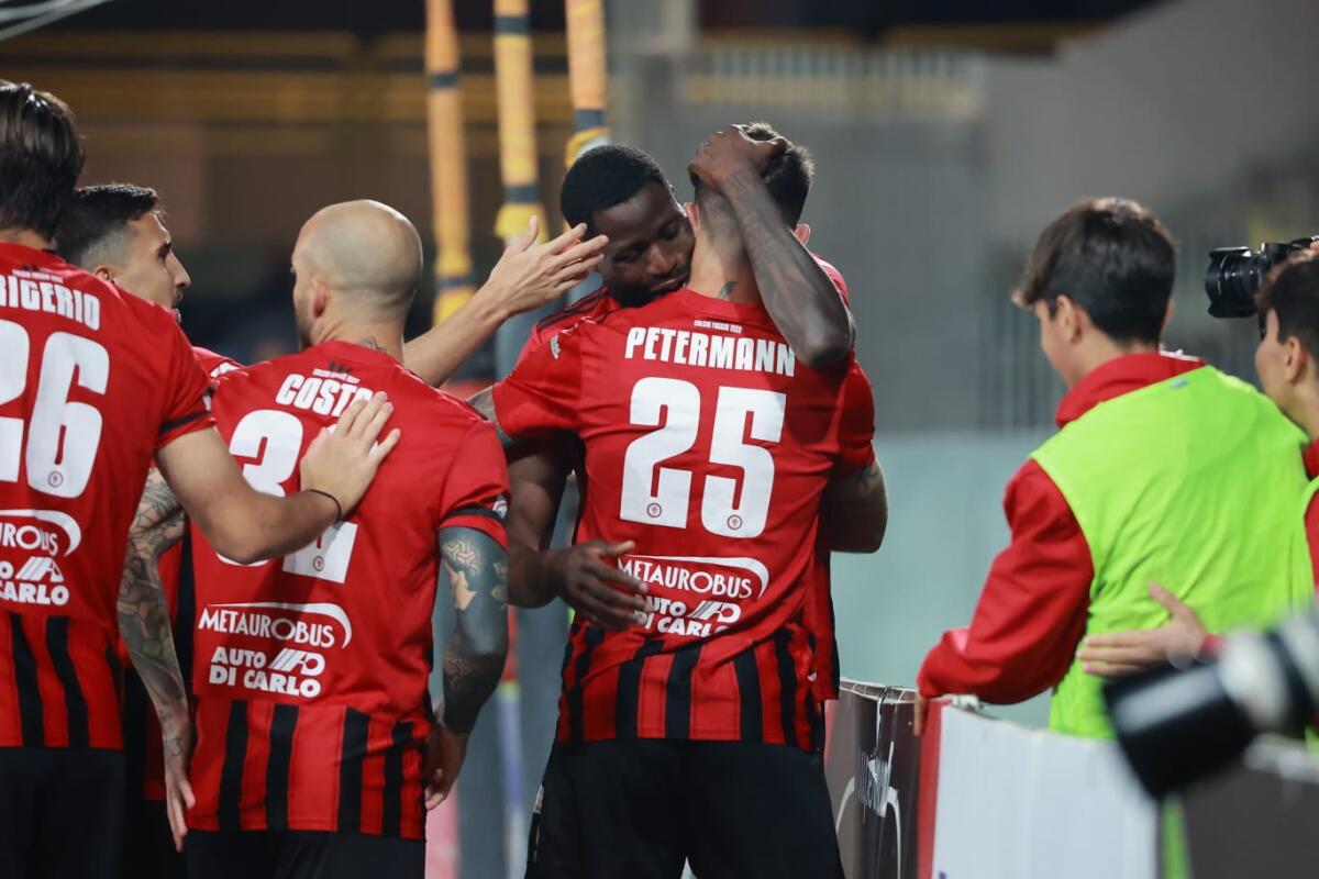 Foggia e Avellino si dividono la posta: finisce 1-1 - L’esultanza del Foggia dopo il rigore realizzato da Petermann che ha portato i rossoneri in vantaggio. Crediti: Luigia Spinelli, riproduzione riservata