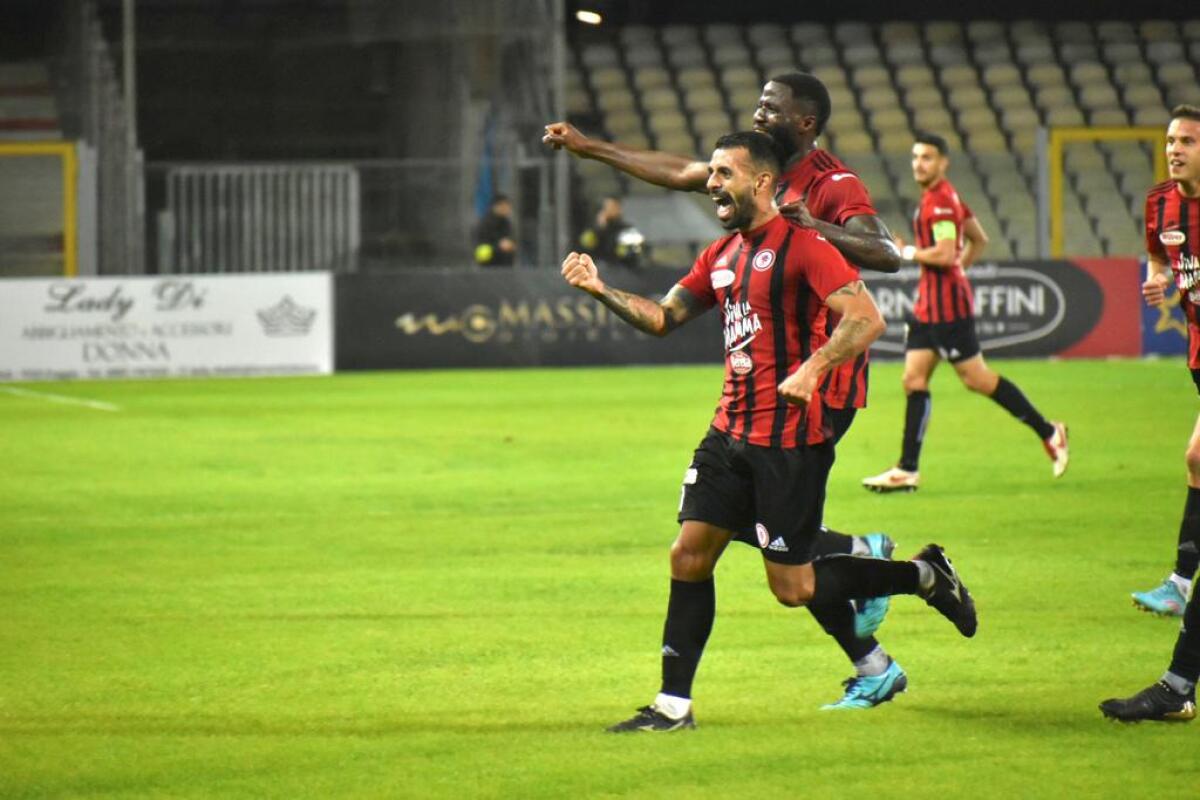 Foggia, Schenetti: "Sempre bello segnare. Stiamo lavorando bene" - Immagine in evidenza: uno scatto di Foggia-Crotone 2-0 (Coppa Italia Serie C 22/23) - crediti: foto di Luigia Spinelli (RIPRODUZIONE VIETATA)