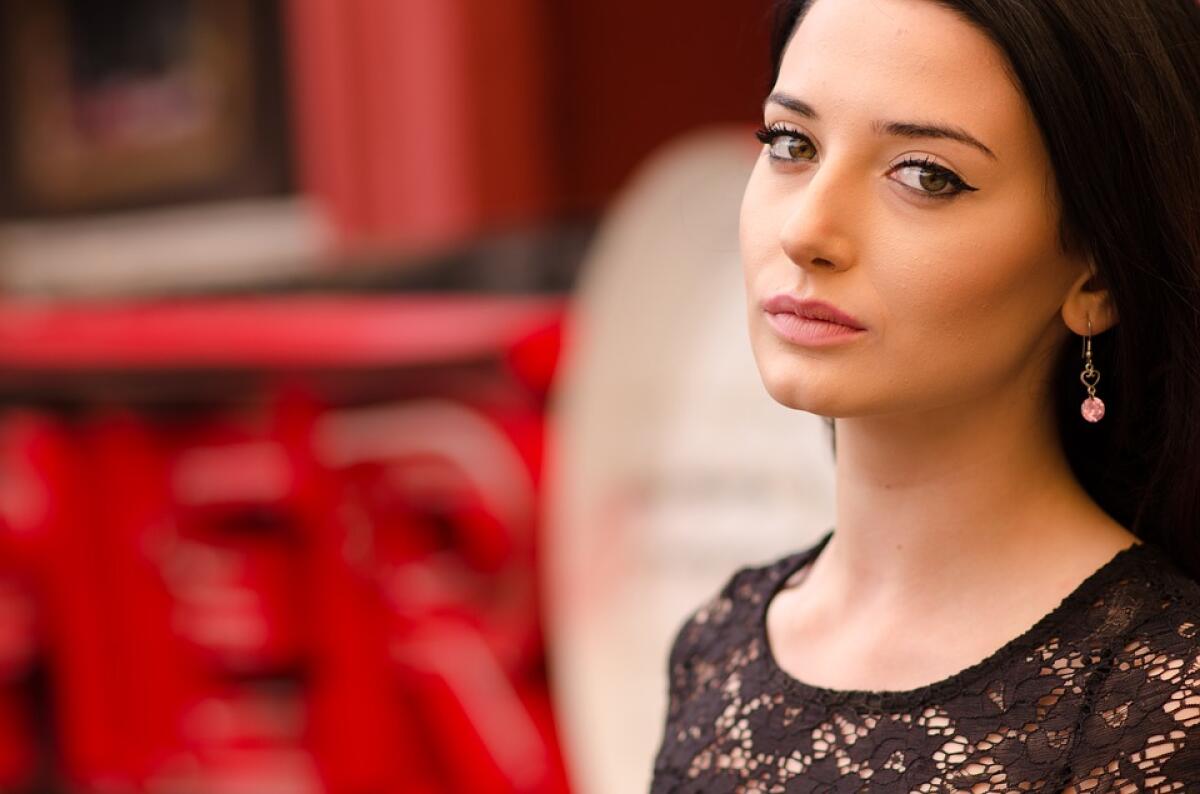 La storia di Emma, che vuole essere se stessa fra mille voci e giudizi - donna, pixabay