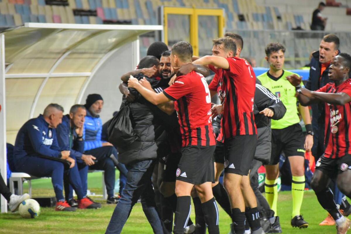 La stampa elogia il Foggia e Gallo: "Metamorfosi" - Immagine in evidenza: uno scatto di Foggia-Crotone 2-0 (Coppa Italia Serie C 22/23) - crediti: foto di Luigia Spinelli