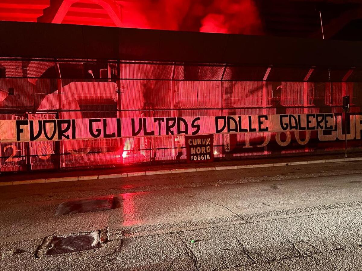 Scontri Foggia-Avellino, arrivano i primi provvedimenti - Immagine in evidenza: lo striscione di protesta della Curva Nord del Foggia - crediti foto: profilo ufficiale Facebook Curva Nord Foggia