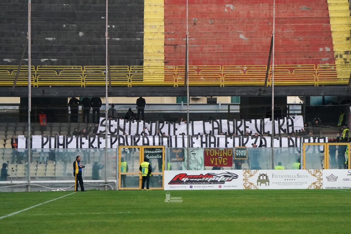 Messina, bellissimo striscione dei tifosi per Claudio D'Ascanio - Immagine in evidenza: lo striscione dei tifosi del Messina per Claudio D'Ascanio - crediti: foto di Mario Marino (RIPRODUZIONE RISERVATA)