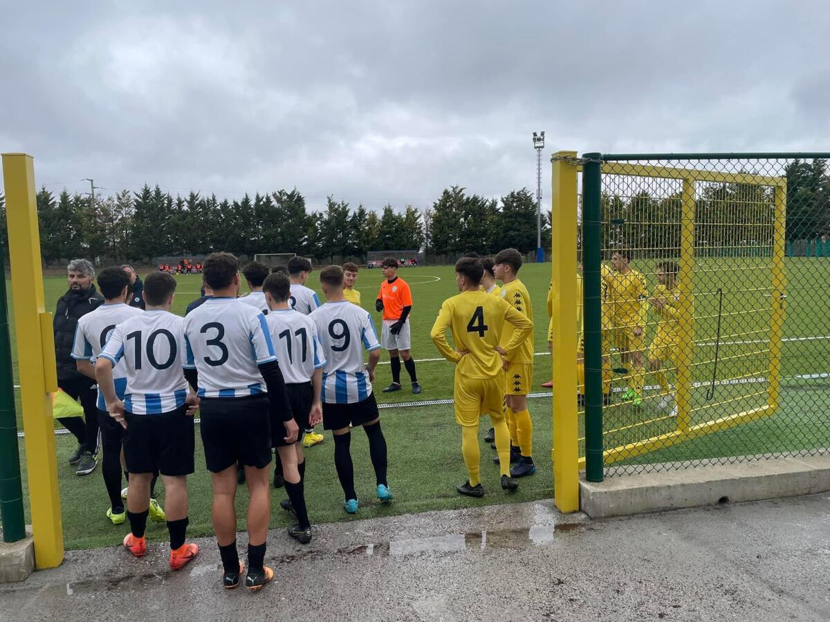 Aggressione al termine di Foggia Incedit-Canosa, cos'è successo? - Nell'immagine in evidenza, in giallo, l'Incedit Calcio Foggia prima di una partita. Immagine puramente rappresentativa, che non riguarda l'evento in questione.