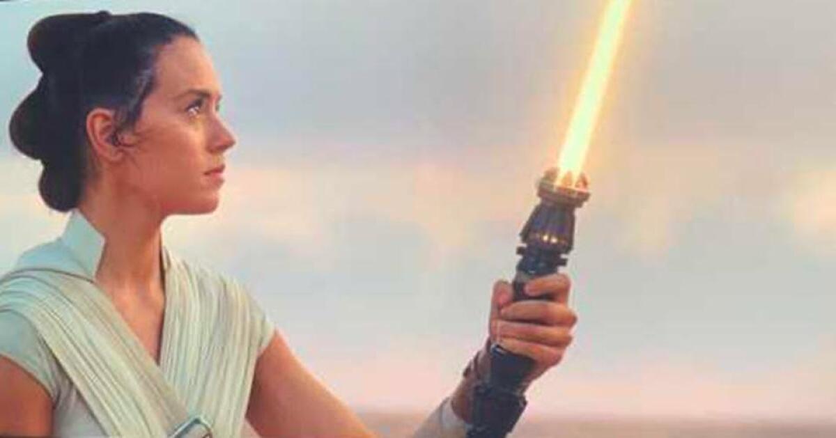 Star Wars: ecco la data d'uscita del nuovo film ambientato dopo Episodio IX - Rey attiva la sua nuova spada laser nel finale di The Rise of Skywalker