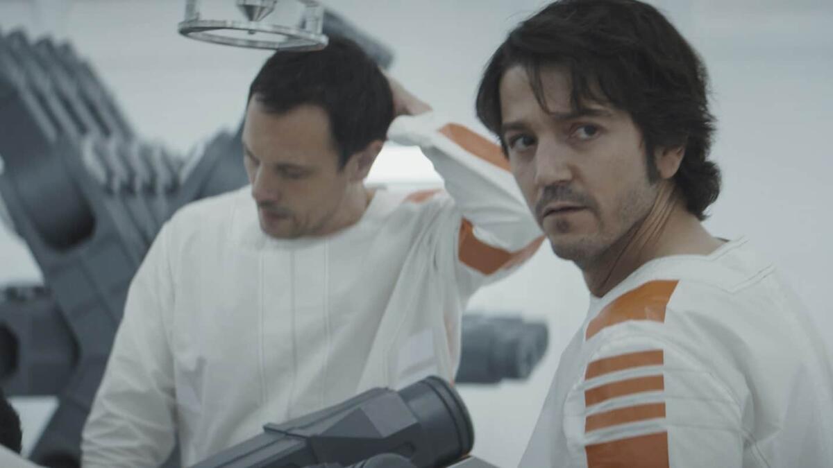 Andor: cosa costruiscono i detenuti su Narkina 5? - Cassian e Melshi su Narkina 5.
Da: StarWars.com